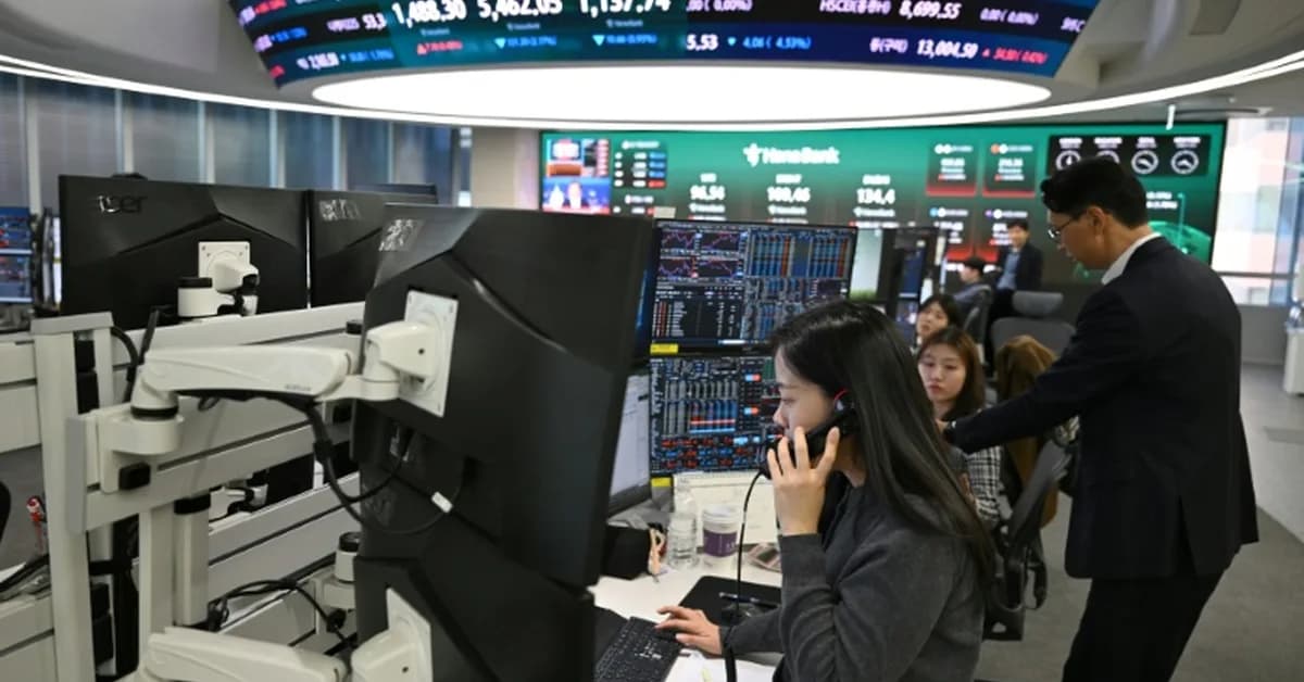 Asia stocks up as chip stocks recover, oil eases