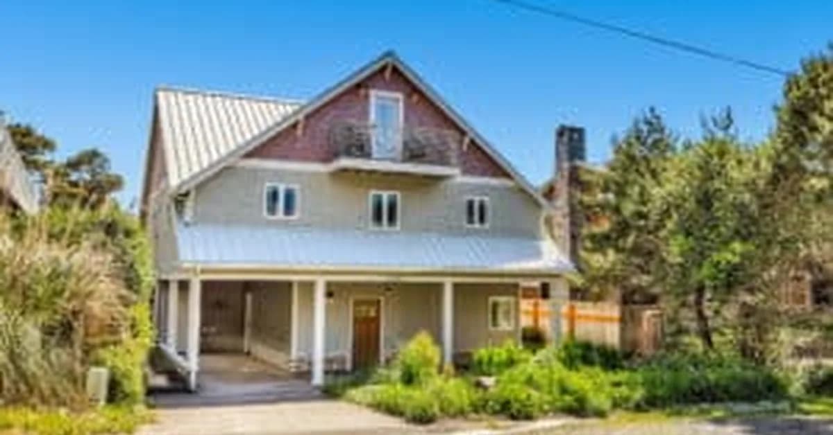 2 HOUSES FROM BEACH WITH ATTACHED STUDIO